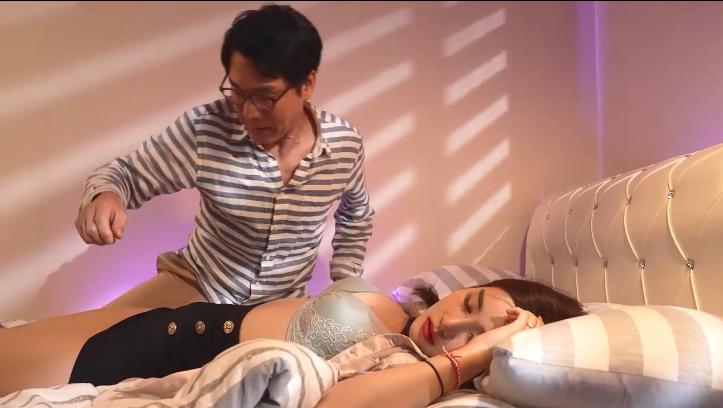 xxx phevkl Sau một lần được chị gái dạy hôn, cậu em trai làm liều và muốn nện chị ấy mỗi ngày